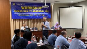 Kepala BPS Labschool menyampaikan materi dalam workshop humas dan it Labschool